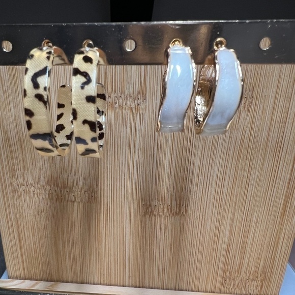 SALE💚 any 3 for $18 💚
 Earrings Resin Leopard White Acrylic Gold NWT - Picture 1 of 6